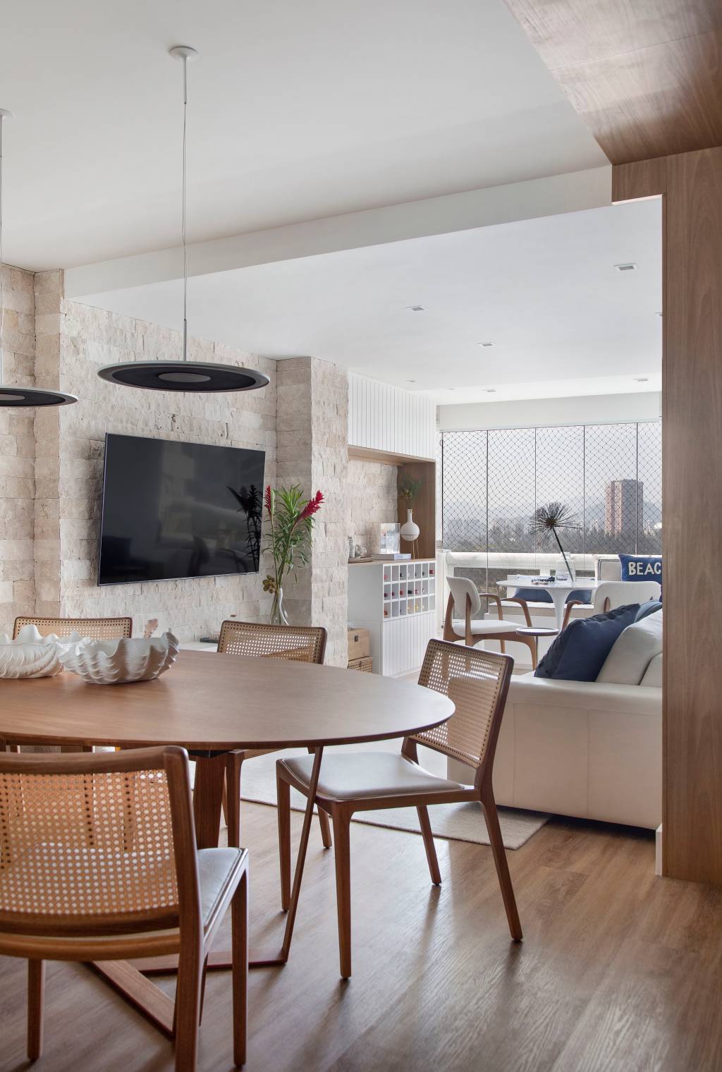 Estilo praiano: apê de 100 m² tem decor leve e revestimentos naturais