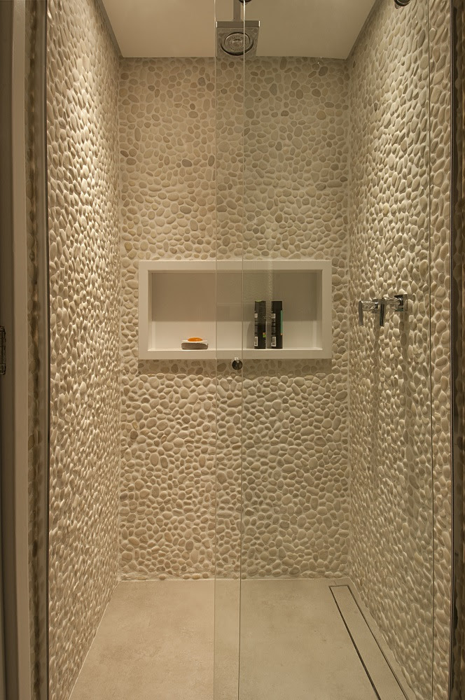 Exemplo de box de banheiro com ralo linear em projeto de Bruno Moraes Arquitetura.