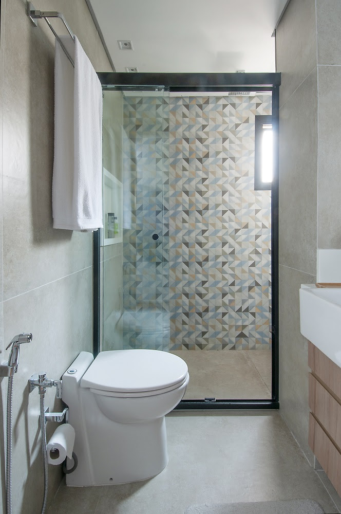 Além do ponto de água na cuba e descarga, lavabos e banheiros podem contar com adicionais como a ducha higiênica.