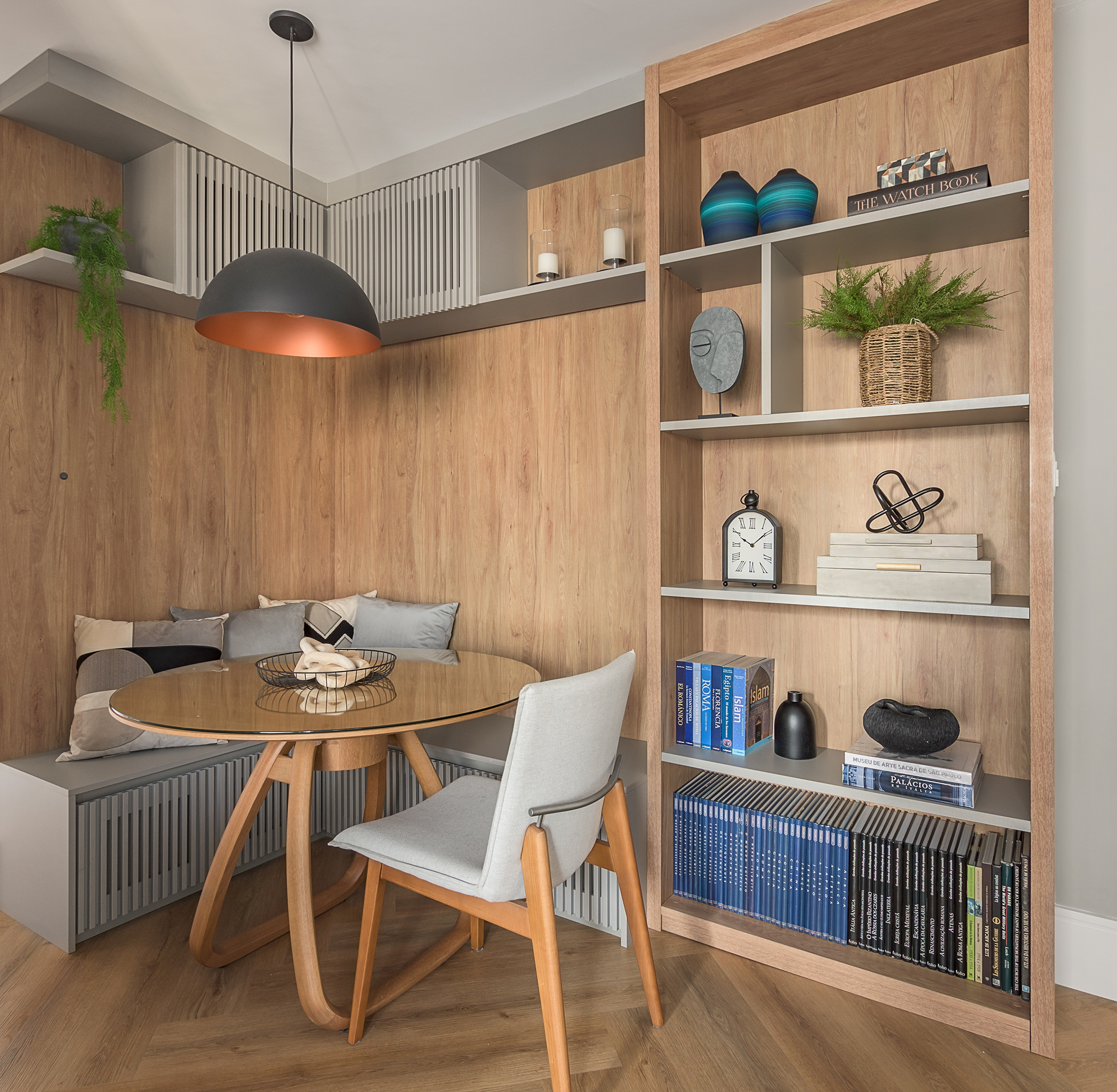 Soluções de marcenaria otimizam o espaço do apartamento de 50 m²