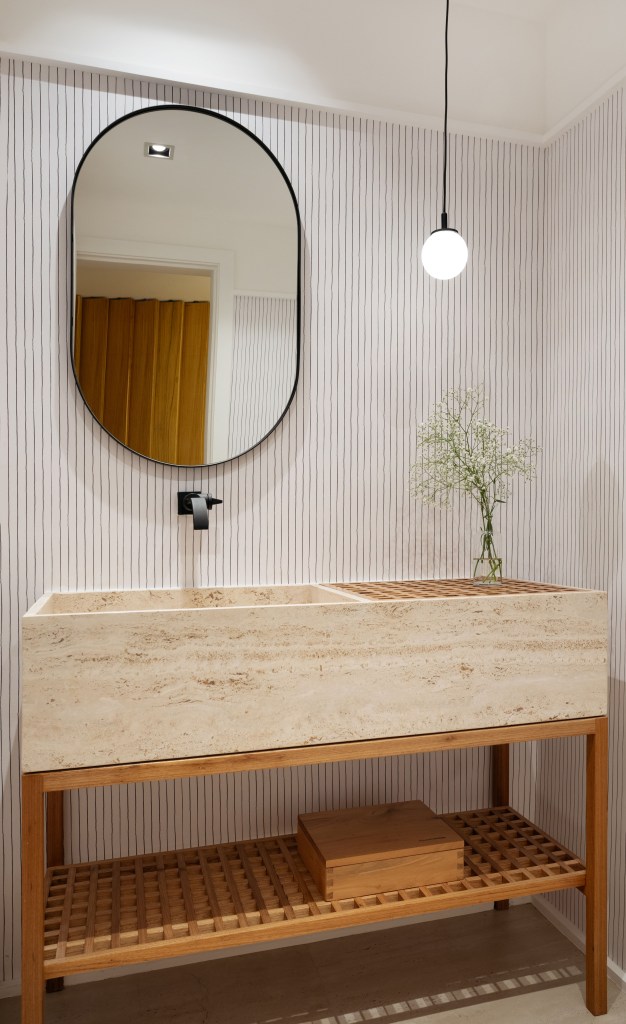 Banheiro; cuba de pedra; espelho oval; luminária