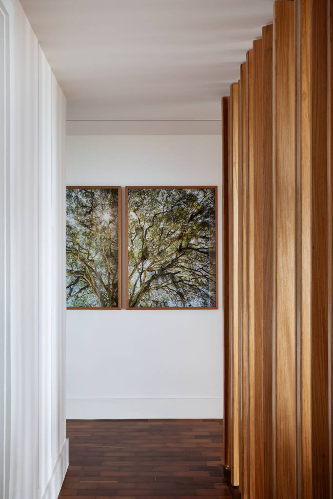 materiais-naturais-ape-160m-vista-praia-ag-arquitetura-fotos-denilson-machado-mca-estudio-corredor-foto