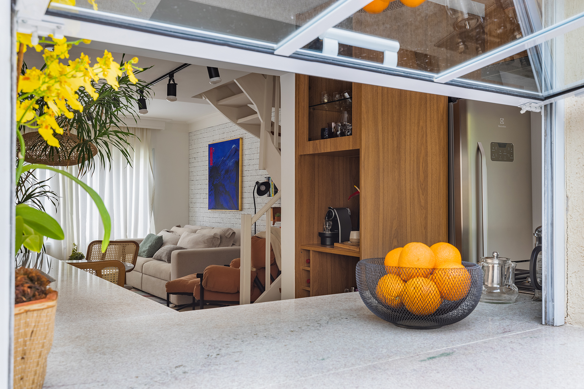 Reforma de casa de 90 m² cria um lar alegre, integrado e colorido