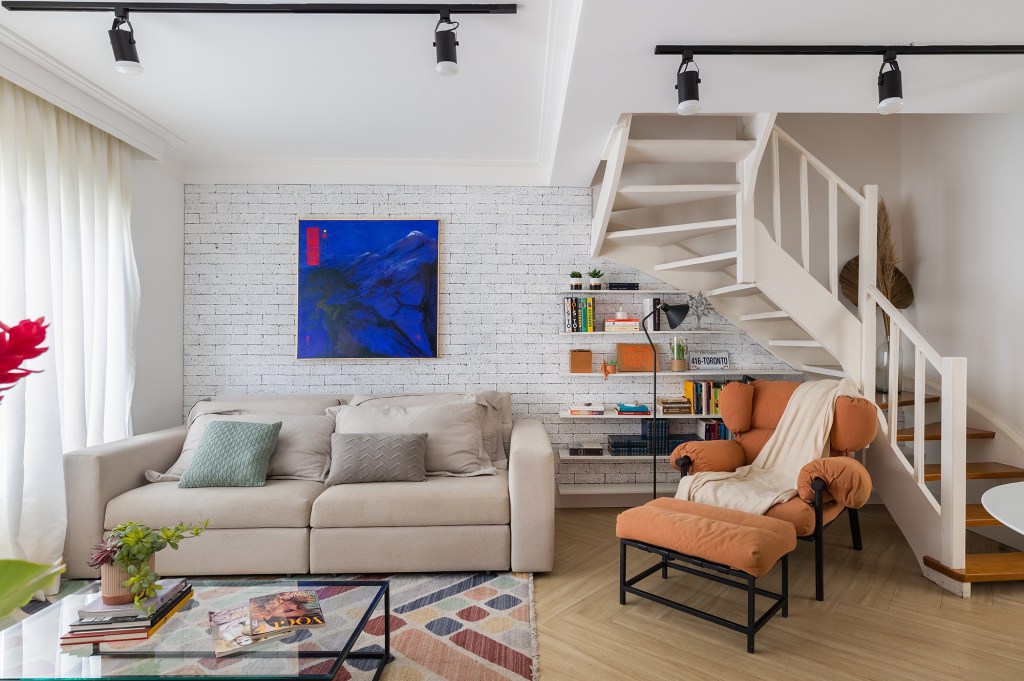 Reforma de casa de 90 m² cria um lar alegre, integrado e colorido. Projeto de Uneek Arquitetura.