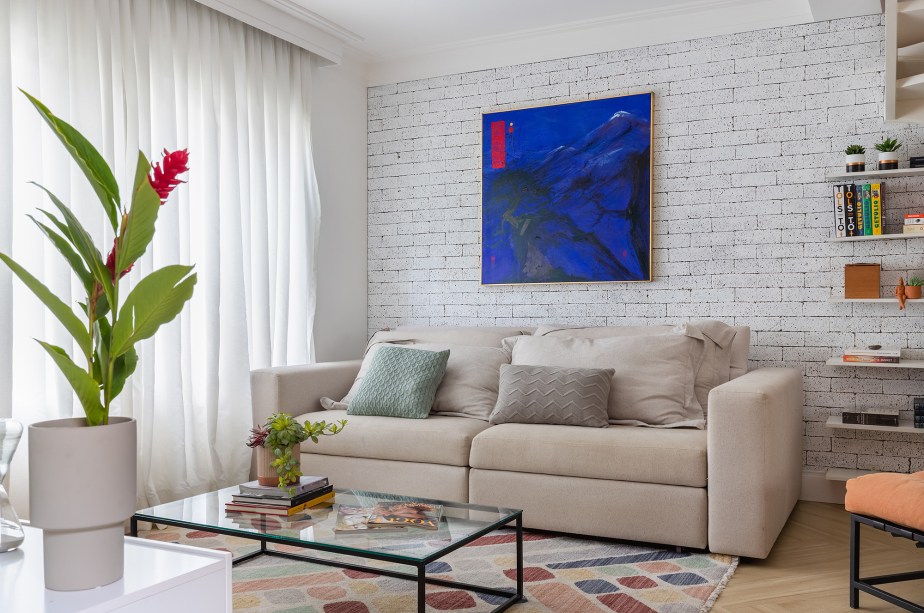 Reforma de casa de 90 m² cria um lar alegre, integrado e colorido