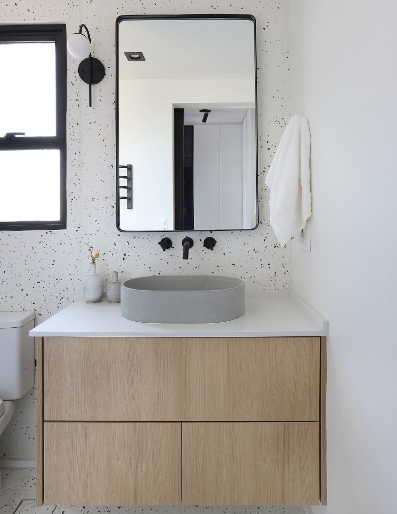 Banheiro com parede granilite