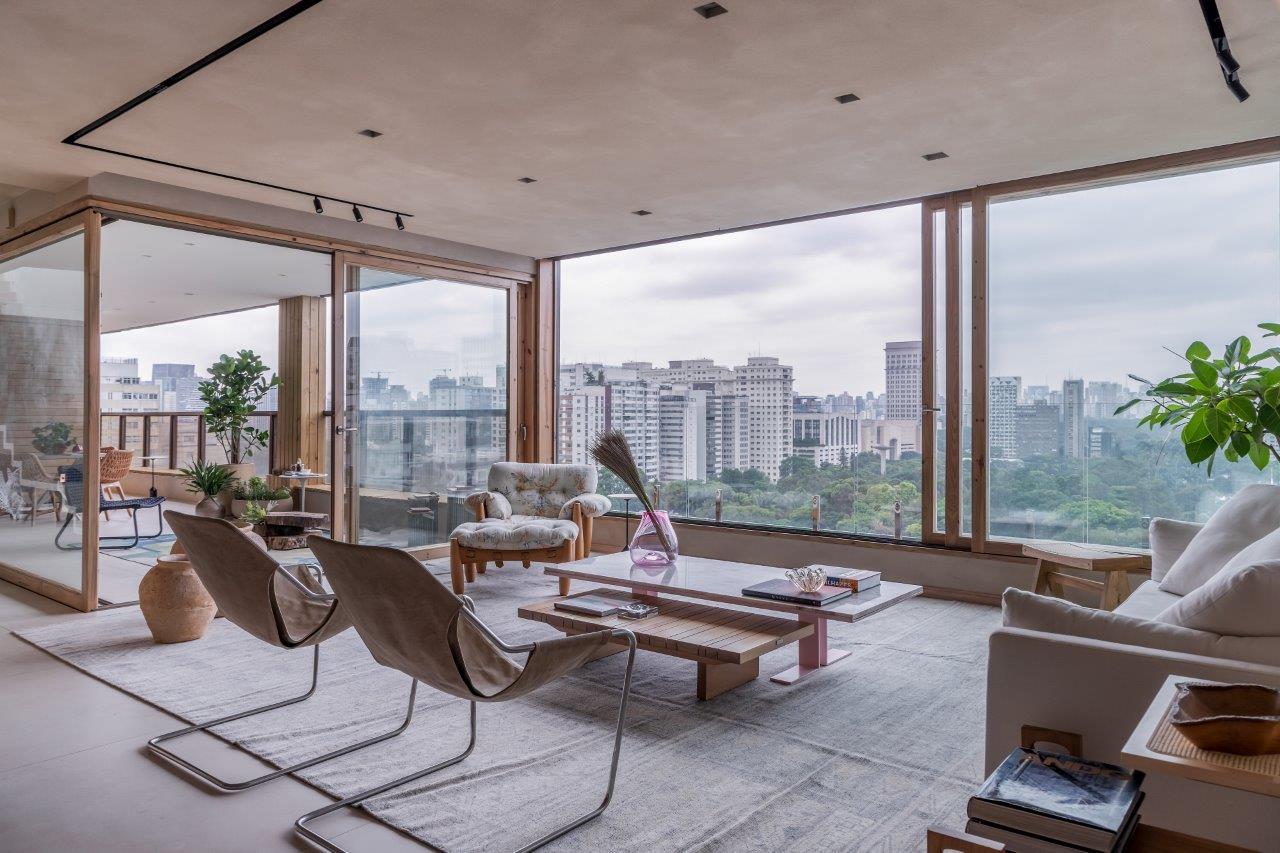 Triplex de 500 m² tem cara de casa e vista privilegiada de São Paulo