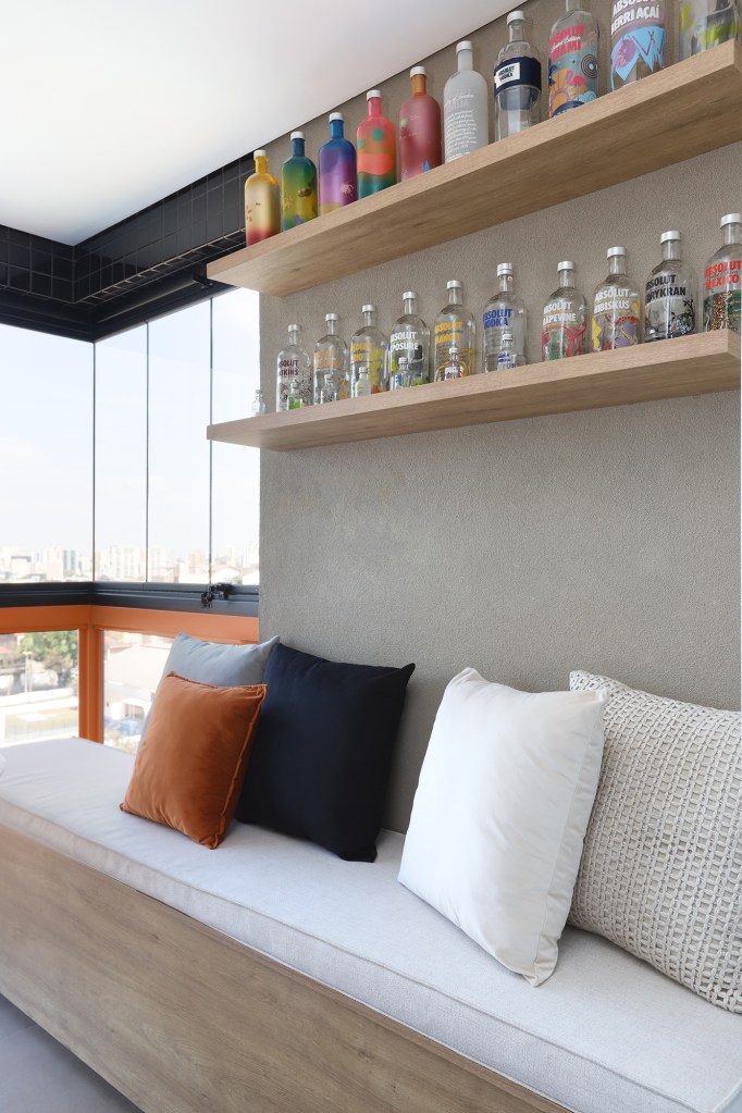 Apartamento de 70 m² ganha novo layout na área social e décor moderna.