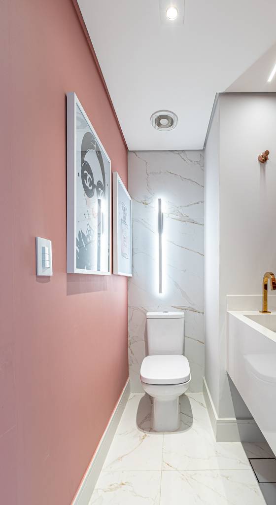 Lavabo com parede rosa