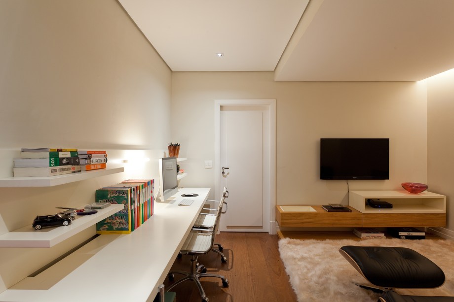 Apartamento de 200 m² tem mobiliário assinado e canto de leitura