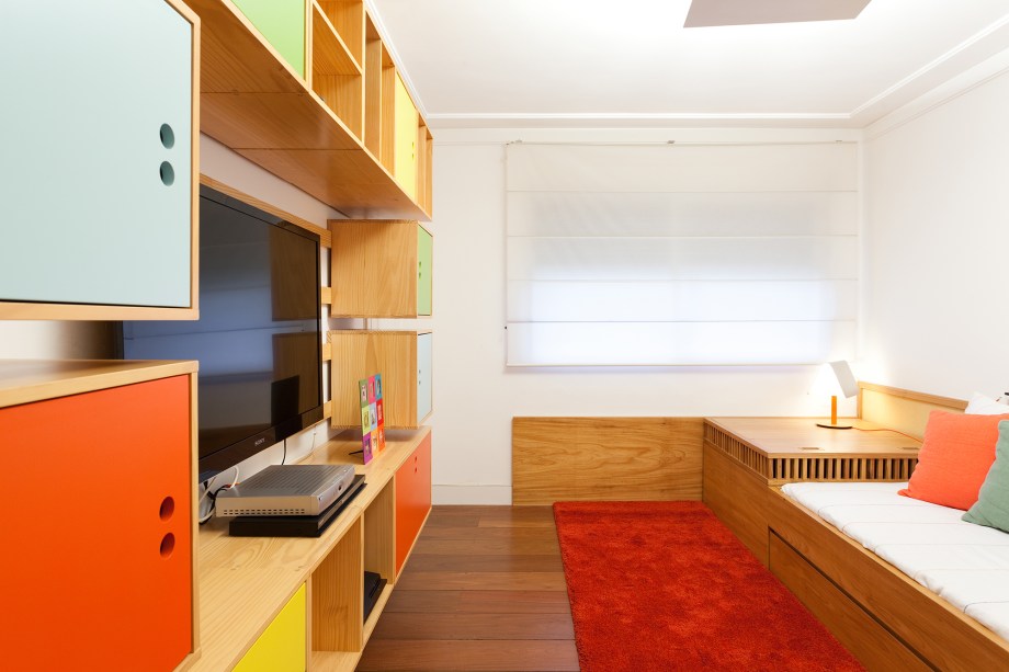 Apartamento de 200 m² tem mobiliário assinado e canto de leitura