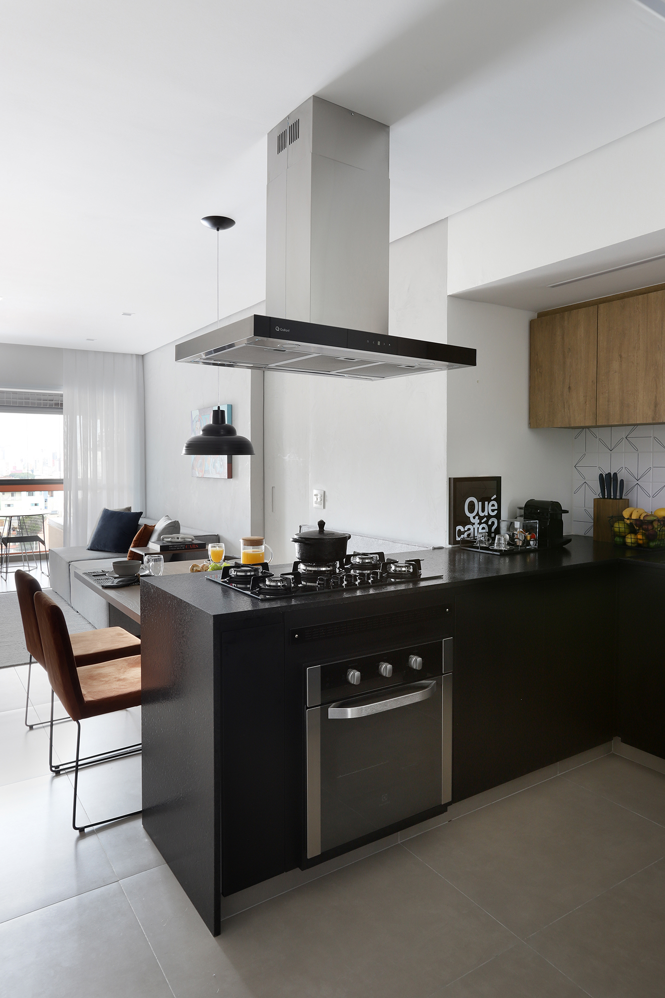 Apartamento de 70 m² ganha novo layout na área social e décor moderna