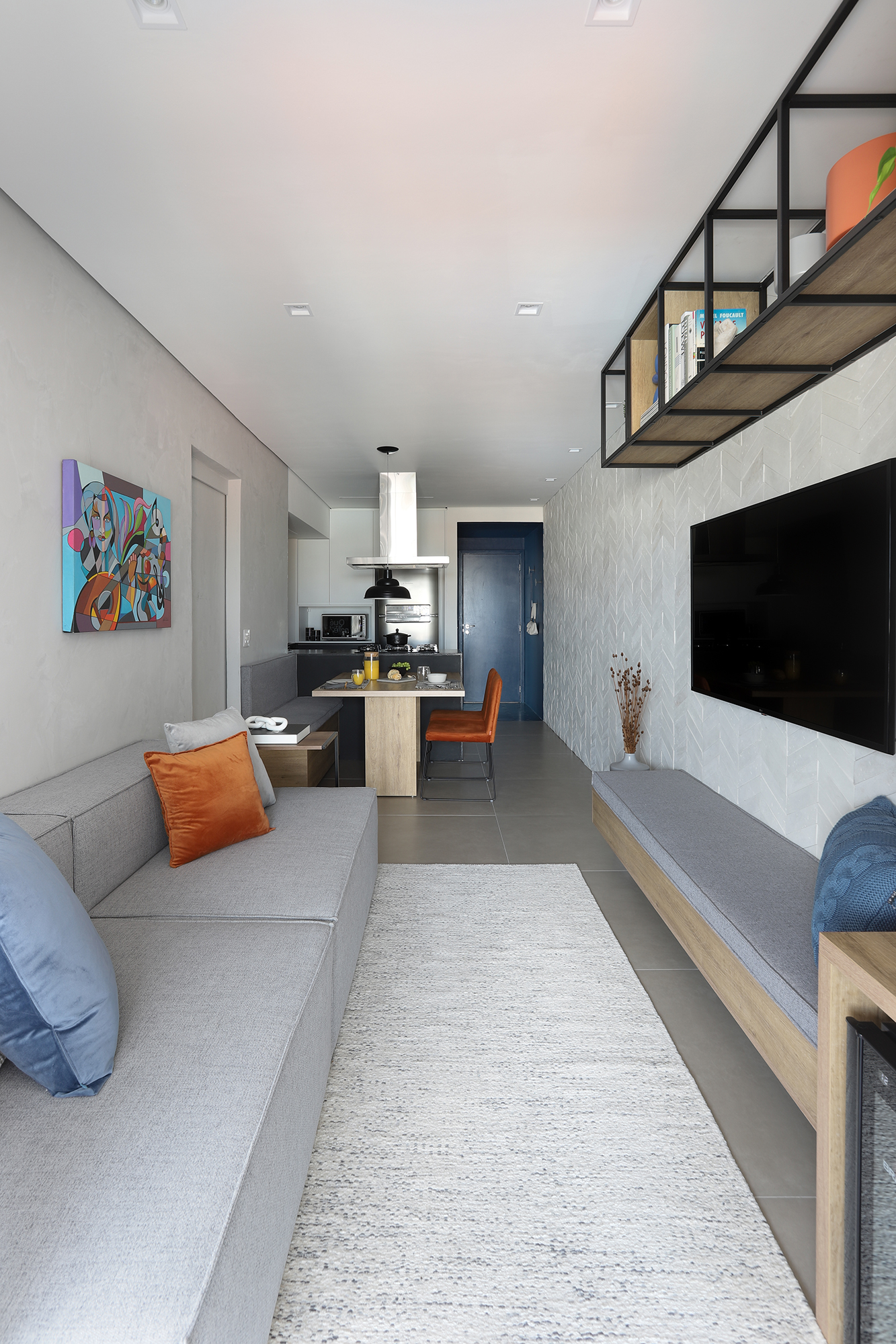 Apartamento de 70 m² ganha novo layout na área social e décor moderna