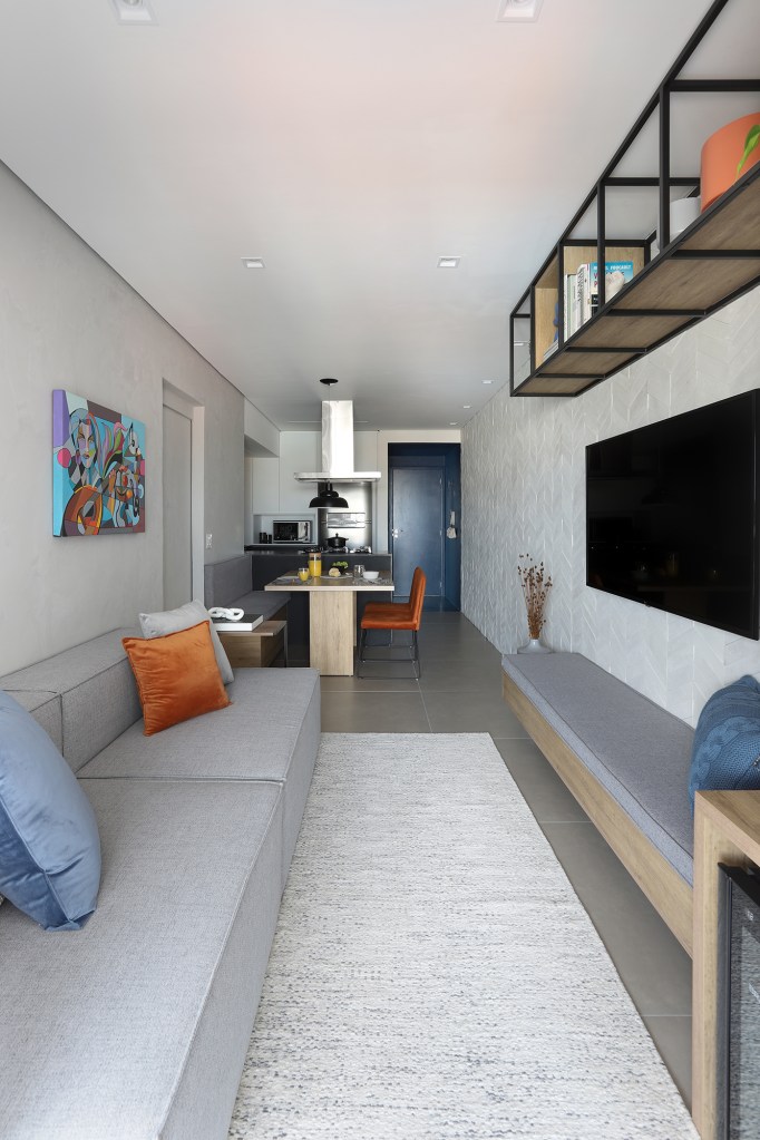 Apartamento de 70 m² ganha novo layout na área social e décor moderna.