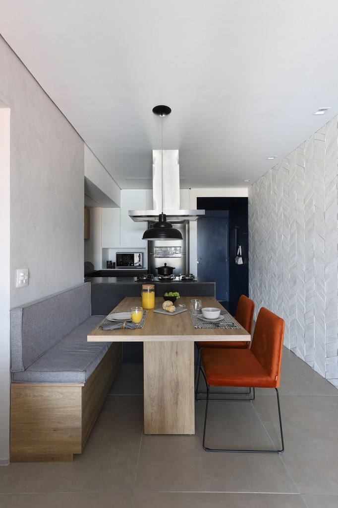 apartamento-de-70-m²-ganha-novo-layout-na-area-social-e-decor-moderna https://casa.abril.com.br/wp-content/uploads/2022/10/apartamento-de-70-m²-ganha-novo-layout-na-area-social-e-decor-moderna-3.jpg?quality=95&strip=info