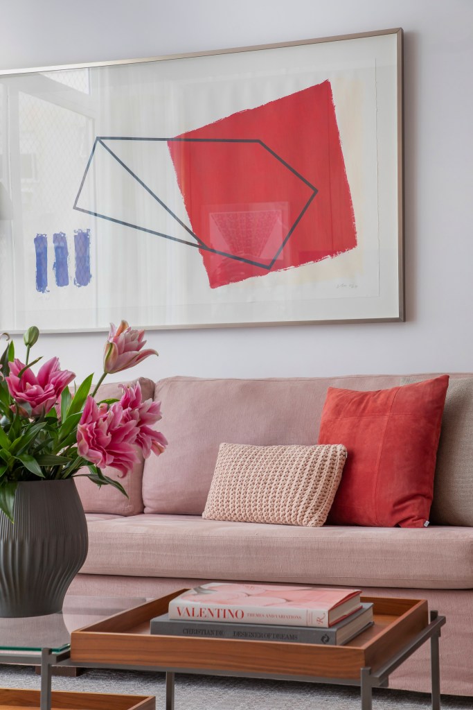 Sala de estar com sofá rosa e mesa de centro