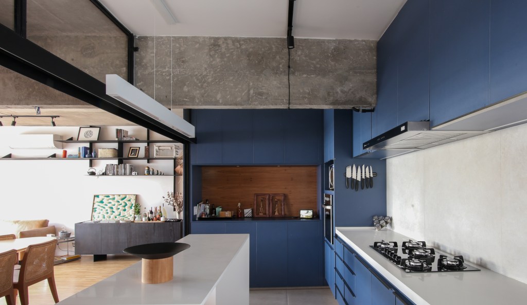 Cozinha com marcenaria azul; bancada branca