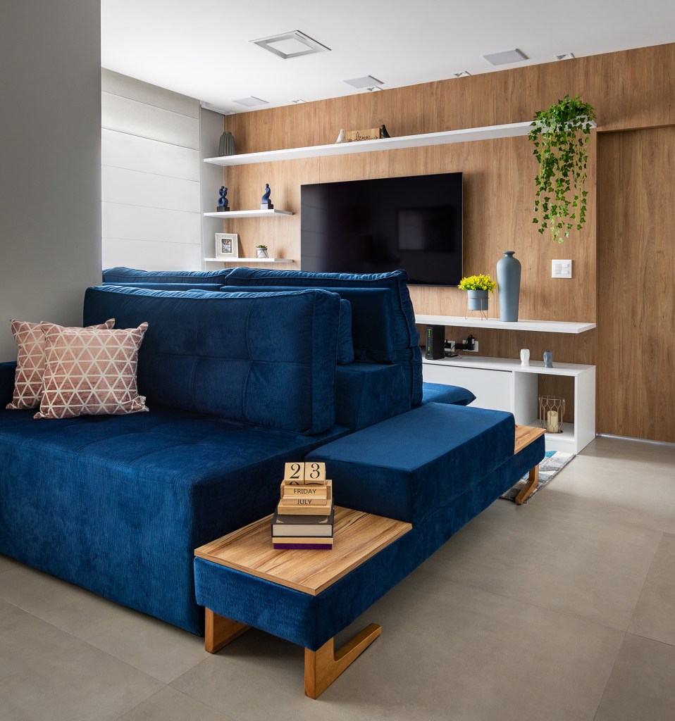 Apê de 74 m² tem sofá ilha e fios escondidos em painéis de madeira