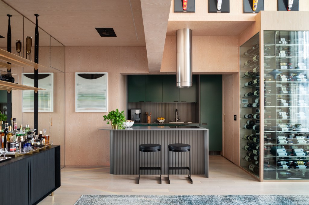 Apê de 90 m² tem sala com pé-direito duplo e adega com 600 garrafas de vinho