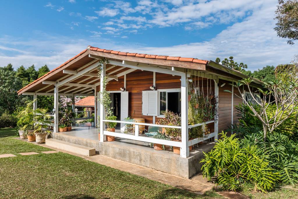 Cabana de madeira de 150 m² tem ar moderno, rústico e industrial