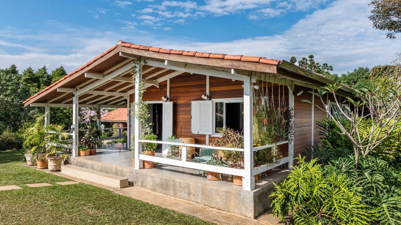 Cabana de madeira de 150 m² tem ar moderno, rústico e industrial