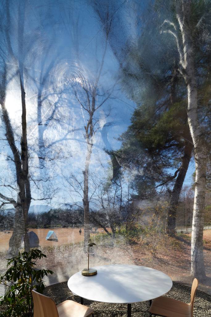 Cabanas em formato de gota em floresta; vista internamente