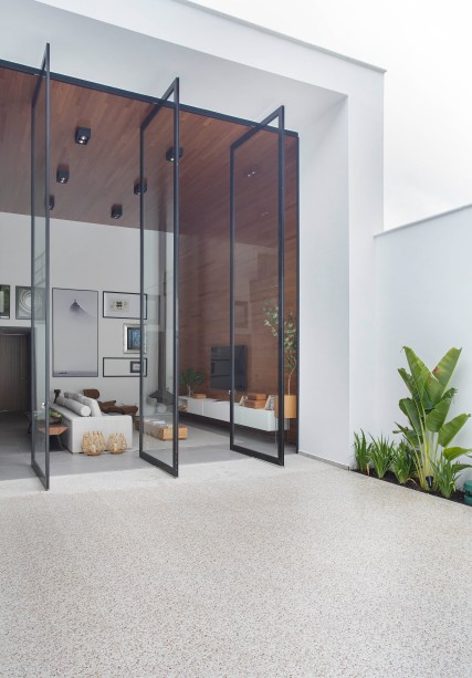 Casa de 330 m² repleta de materiais naturais para curtir com a família