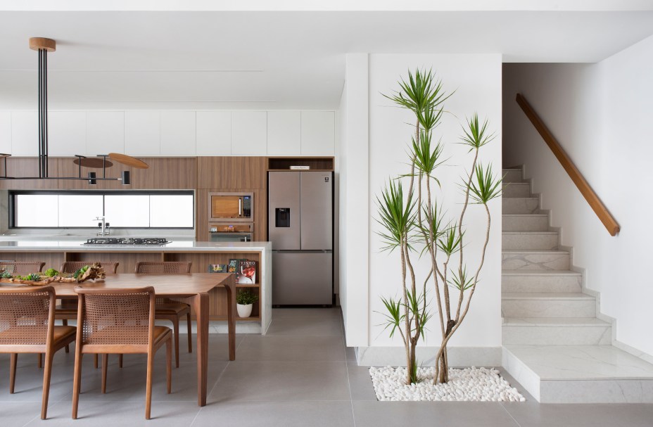 Casa de 330 m² repleta de materiais naturais para curtir com a família