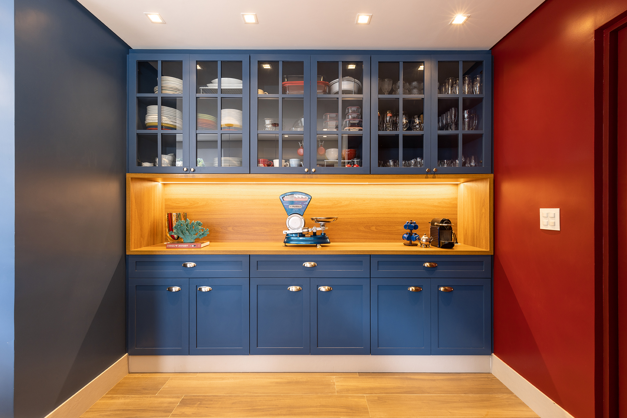 Cozinha com vista para natureza ganha marcenaria azul e claraboia