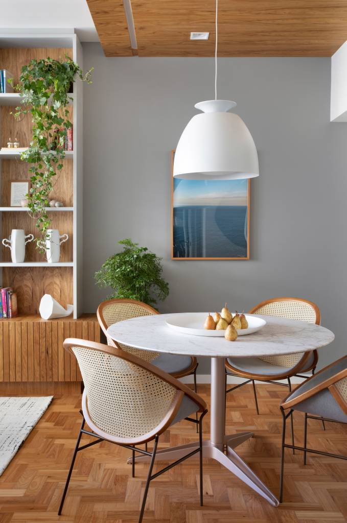 Sala de jantar com mesa circular e luminária