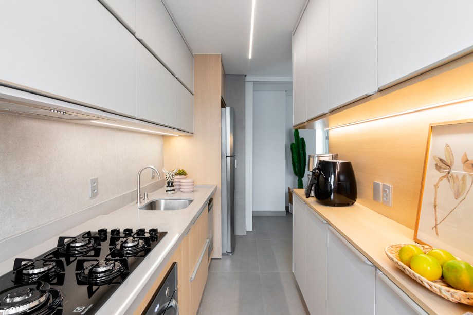 Luz natural e decoração minimalista promovem aconchego em apê de 97 m²