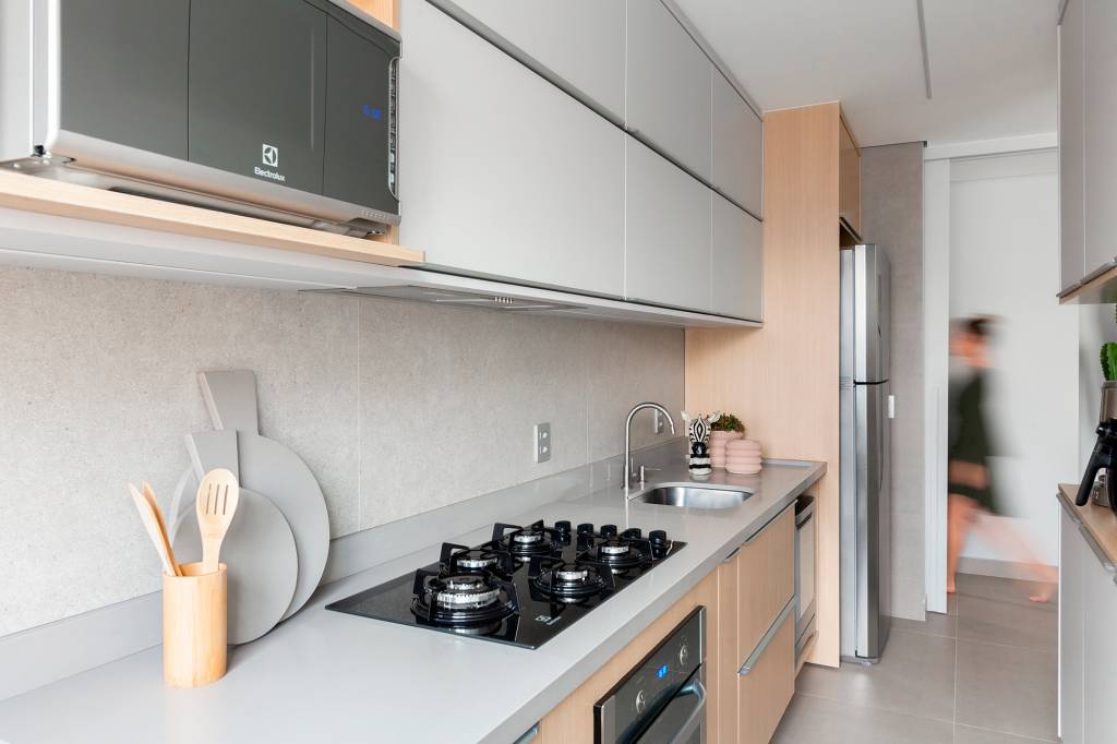 Luz natural e decoração minimalista promovem aconchego em apê de 97 m². Projeto Relato Arquitetos.