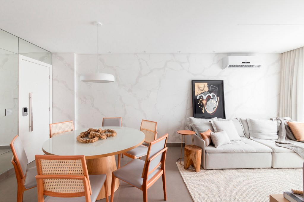 Luz natural e decoração minimalista promovem aconchego em apê de 97 m². Projeto Relato Arquitetos.