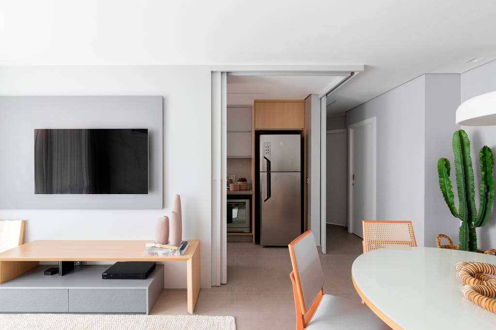 Luz natural e decoração minimalista promovem aconchego em apê de 97 m². Projeto Relato Arquitetos.