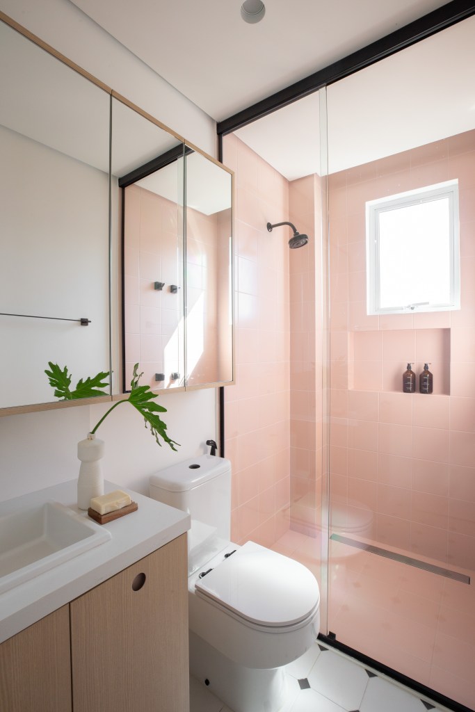 Banheiro com revestimento rosa