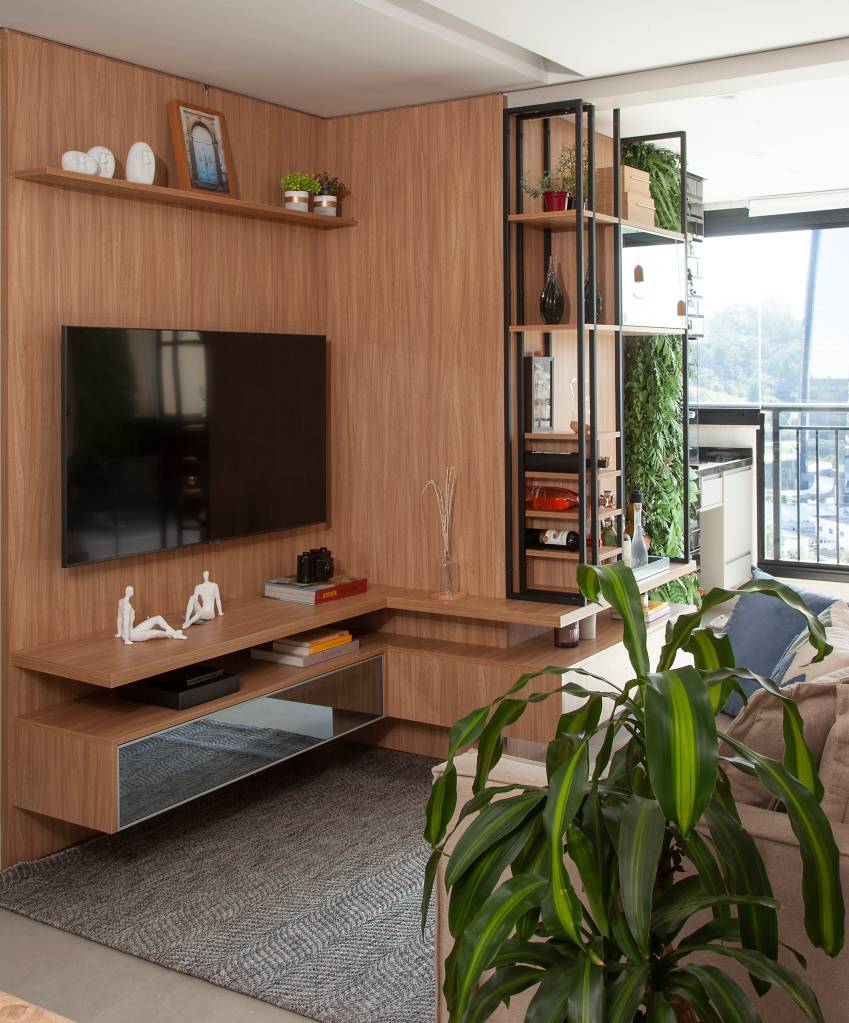 Sala de estar e tv integrada; estante vazada