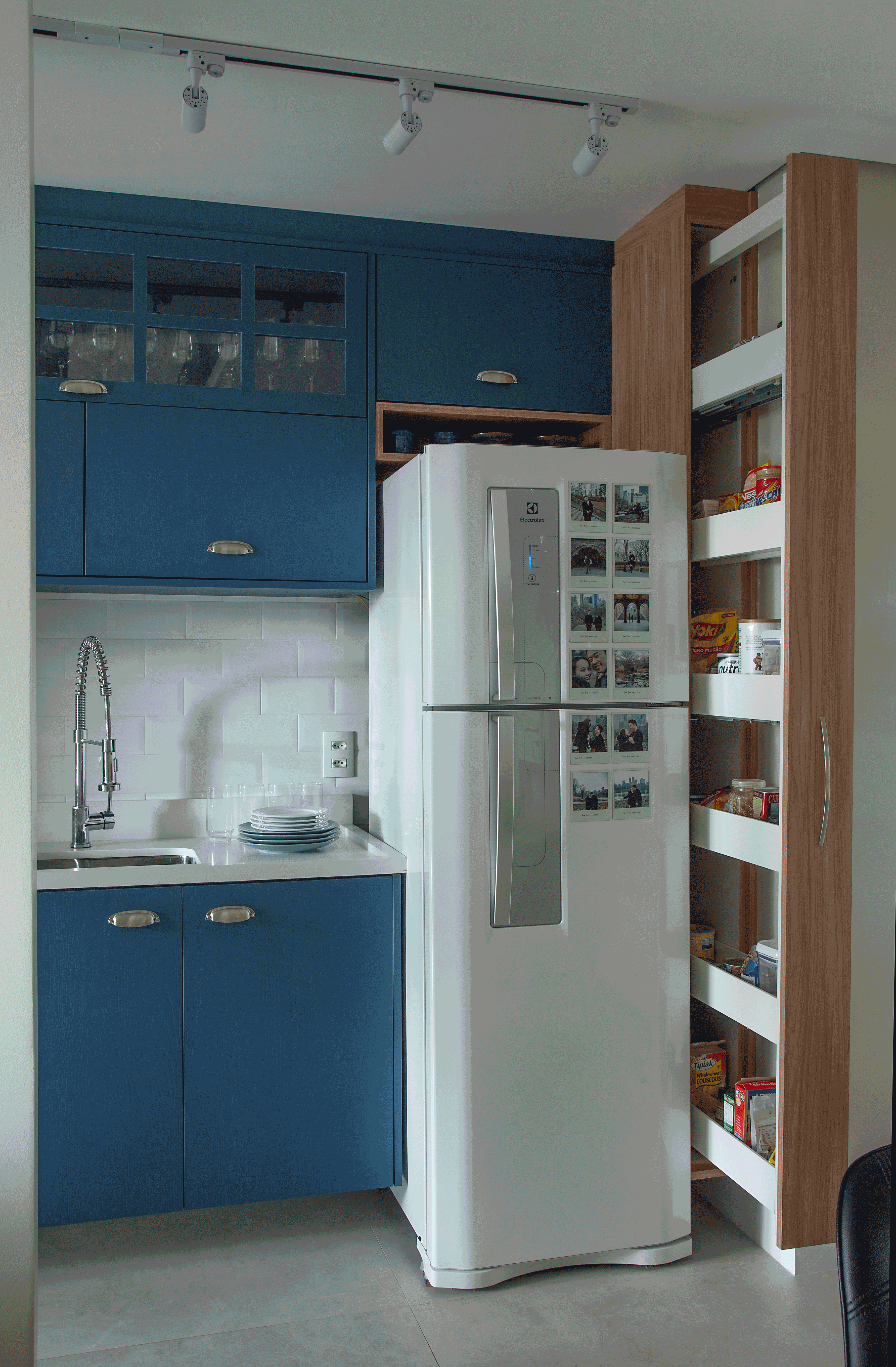 Gif mostrando armário deslizante abrindo e fechando em cozinha