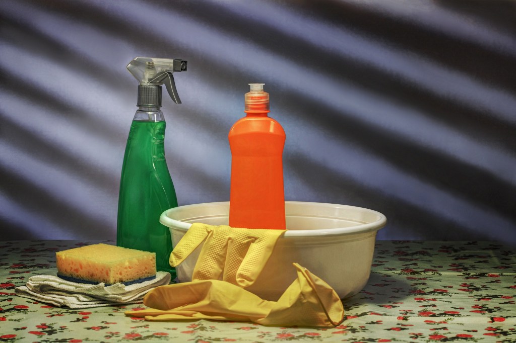 5 soluções caseiras para limpar manchas de tapetes