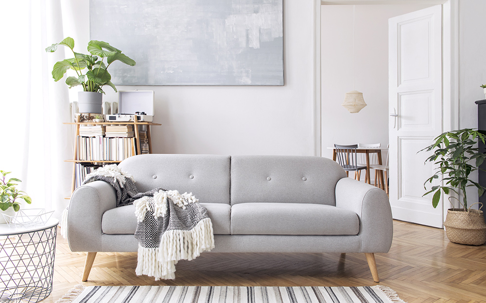 Sala de estar com sofá cinza