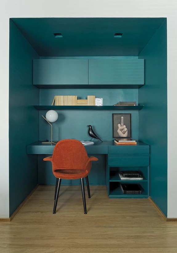 Home office em marcenaria azul; cadeira; armário; prateleira.