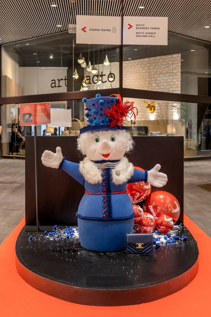 Ricardo Pessutto - Danieli I - Rainha da Neve - Chefe da Casa D&D Shopping - Governadora Suprema do Reino Mastropietro. Obra da Exposição Natal Mágico D&D.