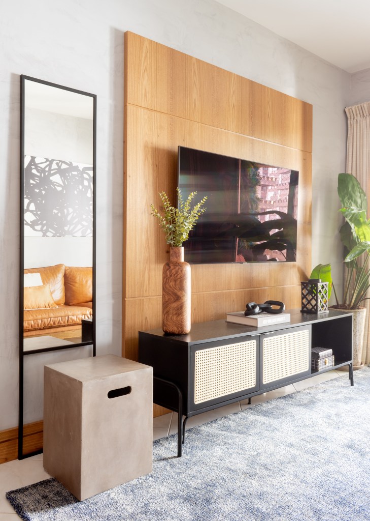 Sala de tv; tv em painel de madeira; rack