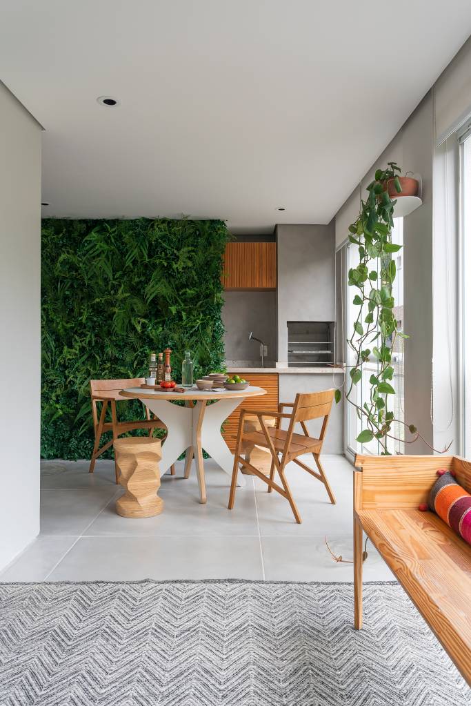 ape-155m-ganha-atmosfera-aconchegante-somente-decor-patricia-ganme-fotos-manu-oristanio-15-area-gourmet-varanda-jardim-vertical ape-155m-ganha-atmosfera-aconchegante-somente-decor-patricia-ganme-fotos-manu-oristanio-15-area-gourmet-varanda-jardim-vertical