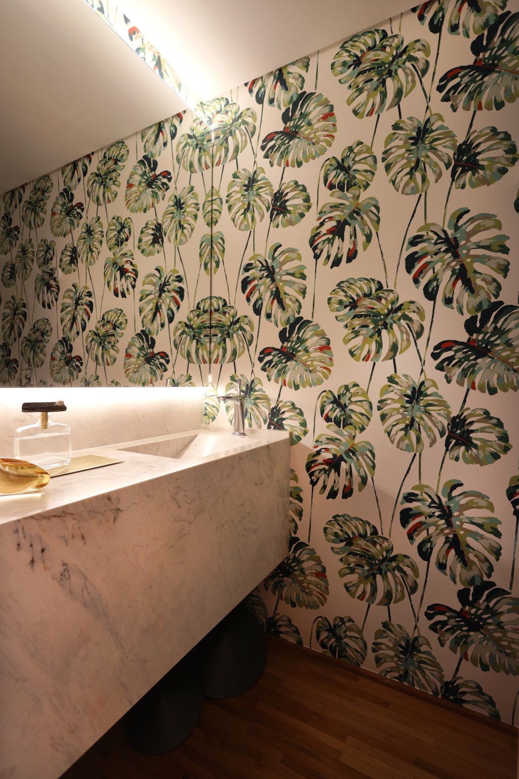 Banheiro com papel de parede botânico