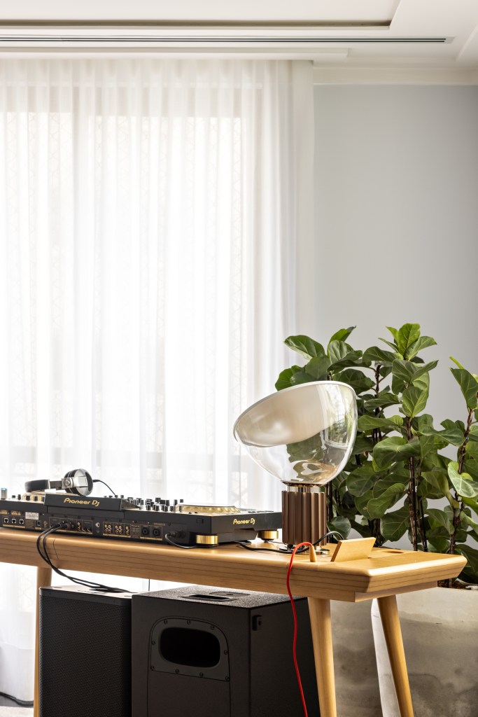 Mesa em madeira com equipamento de DJ