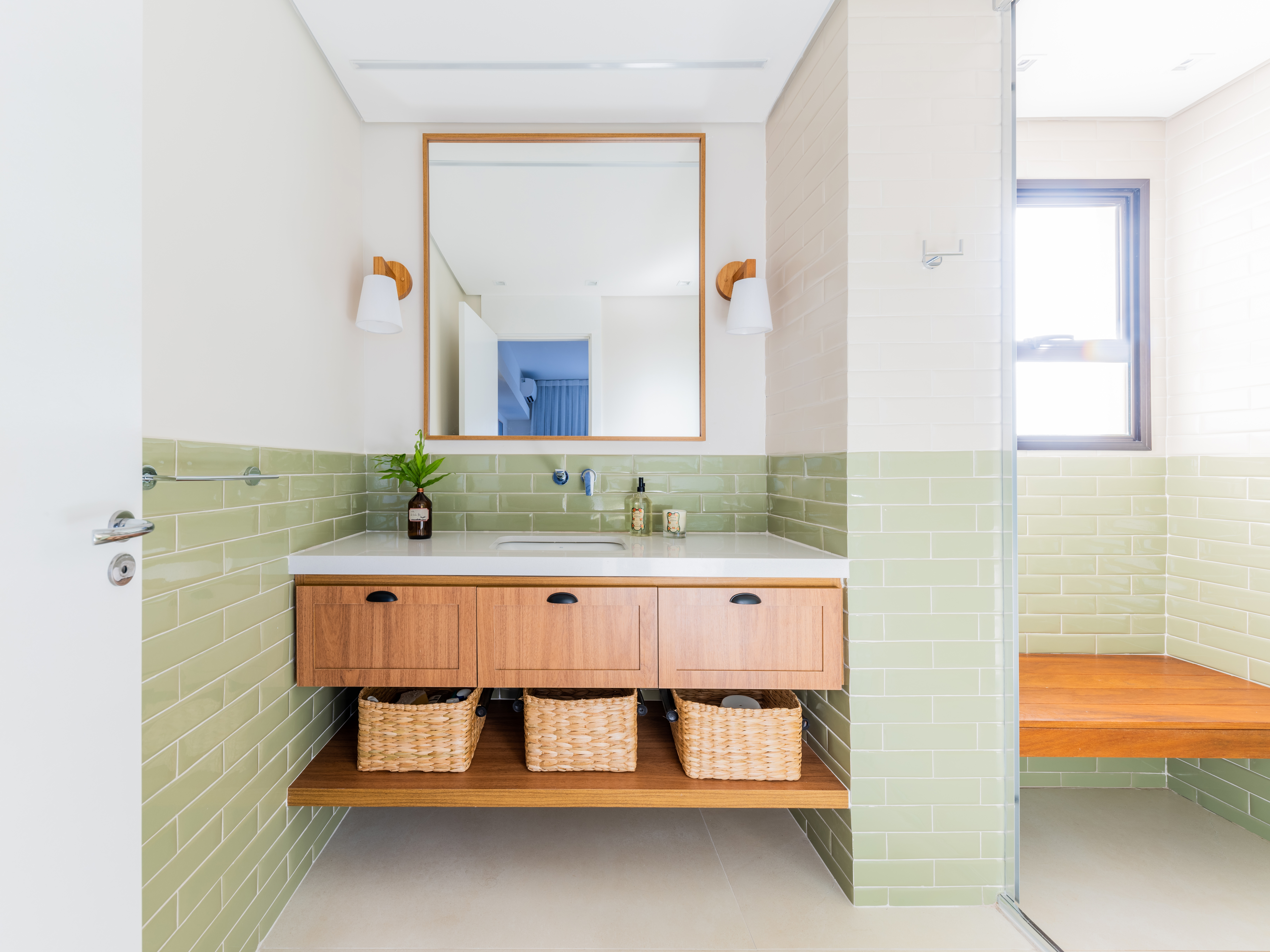Banheiro com meia parede de azulejos verdes