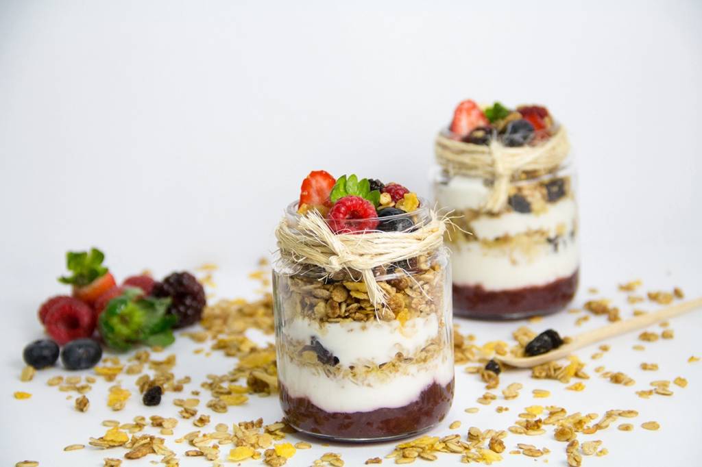 Iogurte com granola e frutas