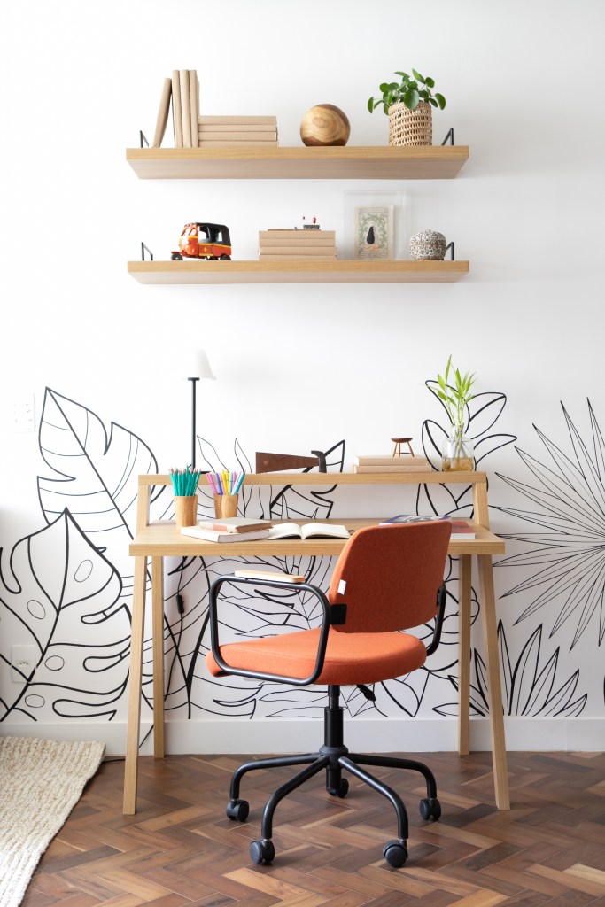 Home office; cadeira; mesa; desenho de parede; arte de parede