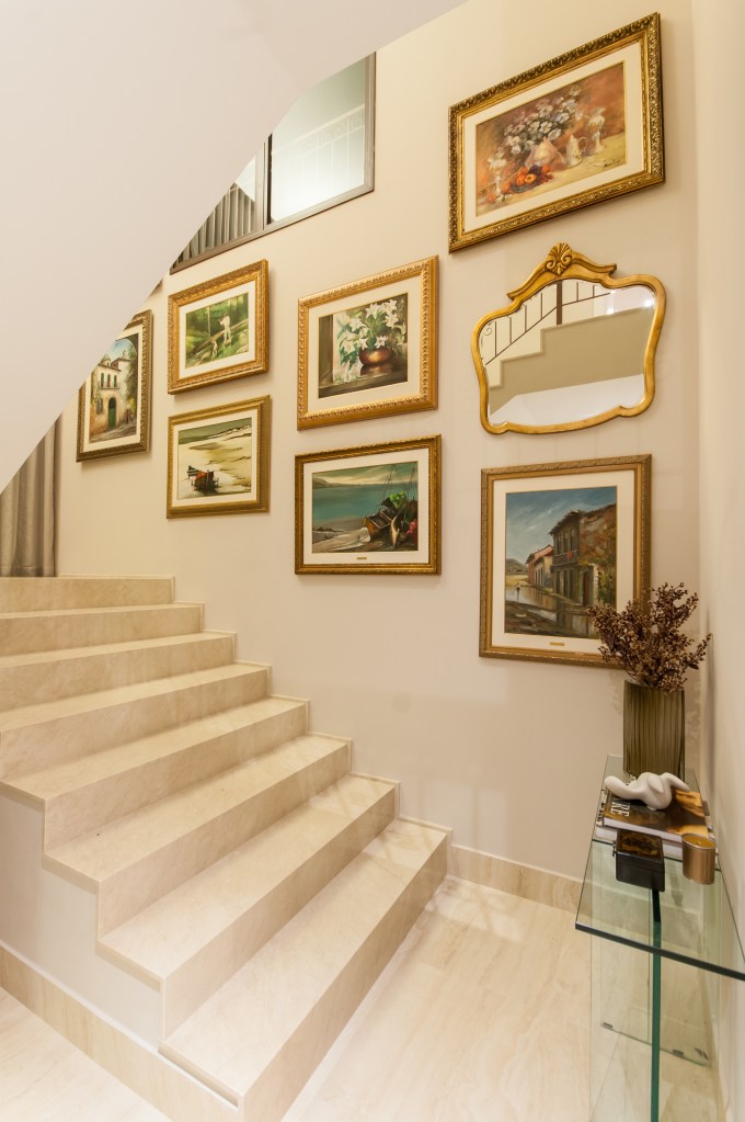 Gallery wall em parede branca; gallery wall em escada