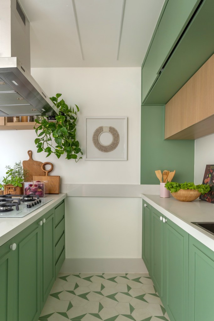 Cozinha; cozinha com marcenaria verde menta; piso geométrico